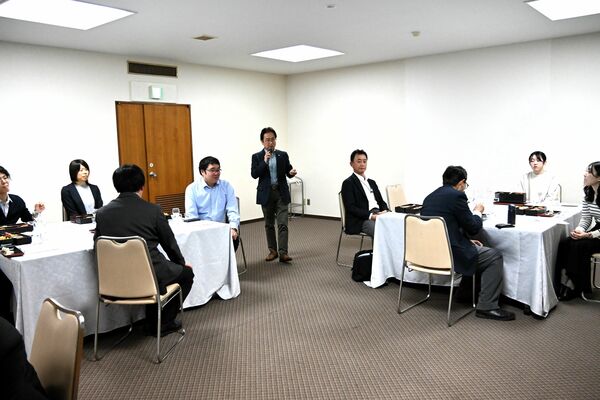 持ち寄り会の趣旨などを説明する堀越さん（中央）