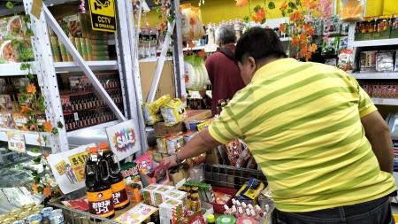 　マニラ首都圏マカティ市内にある日本食材店の店内＝１月１０日