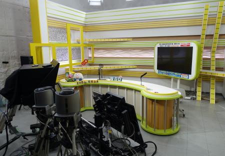 中海テレビ放送のニューススタジオ。１年３６５日、ここからニュースを生放送している＝２０２５年７月、鳥取県米子市