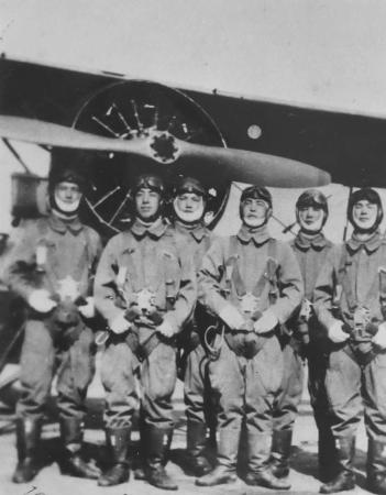 　太平洋戦争中、大刀洗陸軍飛行学校を卒業して操縦士となった鳥谷邦武さん（左から２人目）＝撮影年、場所不明