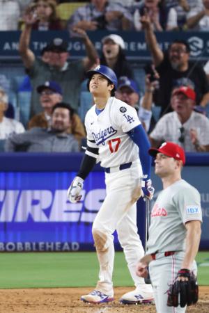米大リーグのフィリーズ戦で50号ソロを放つドジャース・大谷翔平。50本塁打に2年連続で到達した=16日、ロサンゼルス(共同)