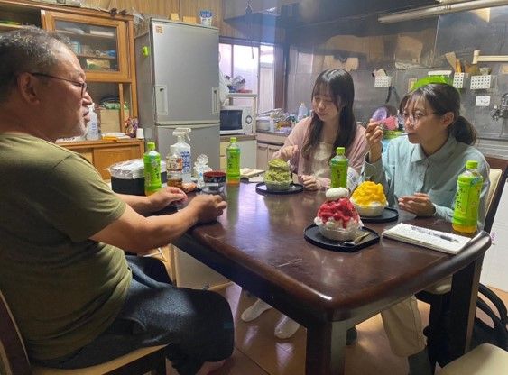 社長さん取材中、かき氷に夢中の私たち。これでミニサイズ!?