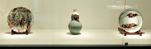  企画展のメーン作品「かたくり文輪花大皿」他２点