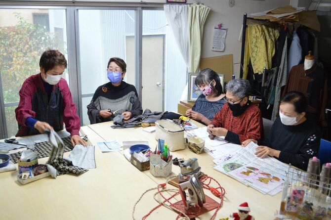 展示即売会に向けてそれぞれの作品を持ち寄り談笑するメンバー