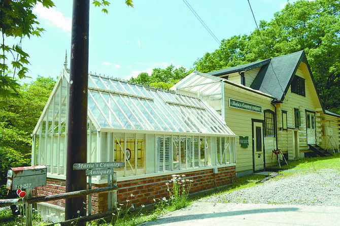 那須の緑に包まれる「Maria's Country Antiques」