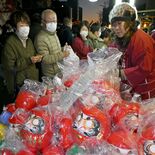 だるまや黄ぶなを品定め　宇都宮で新春恒例の初市　露店約300軒にぎわう