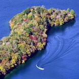 青い湖面に映える八丁出島の錦　奥日光・中禅寺湖周辺で紅葉見頃