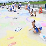 秋に開通予定の上三川・栄橋がキャンバスに　本郷小児童ら、チョークで一面…