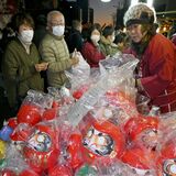 だるまや黄ぶなを品定め　宇都宮で新春恒例の初市　露店約300軒にぎわう