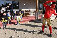 “鬼”に扮して 豆まきで交流