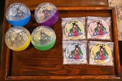 お笑い芸人テルさんが描く「弁財天バッジ」 佐野の観光協会がガチャ販売