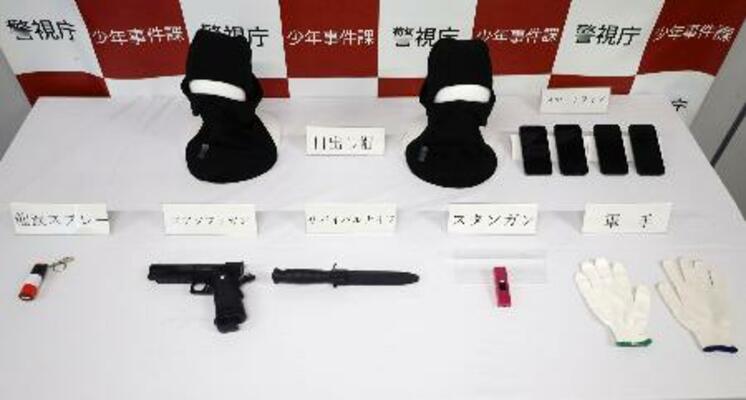 強盗予備事件で押収されたナイフやエアガンなど=14日午後、警視庁小岩署