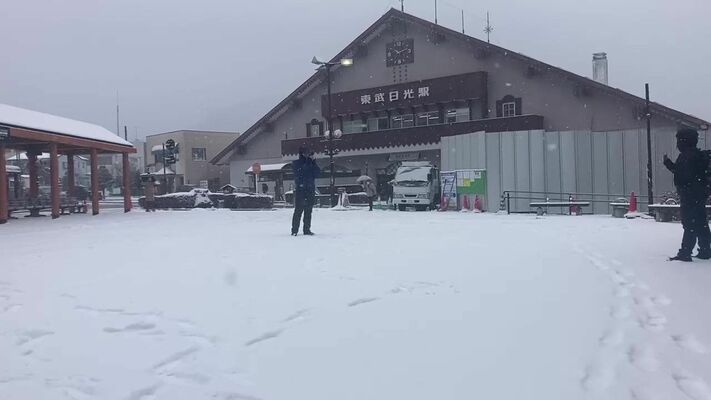 雪景色となった東武日光駅前＝16日