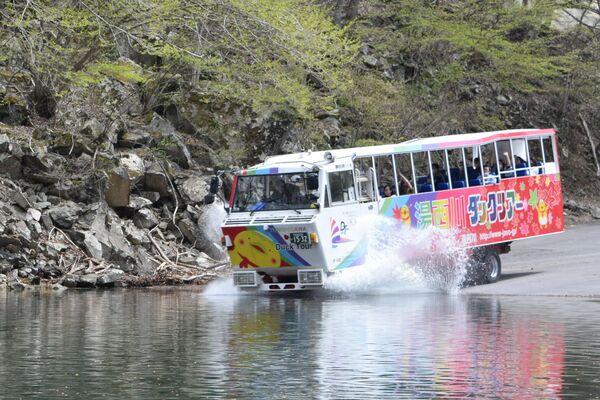 湯西川ダム湖に着水する水陸両用バス