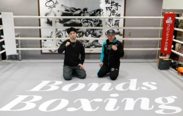 　開設したボクシングジムをお披露目した田中恒成さん（左）＝１３日、岐阜県多治見市