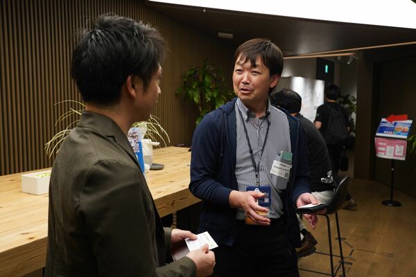 交流イベントの参加者に壬生町をＰＲする落合所長（中央）＝８日夜、東京都港区