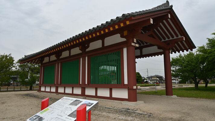 塗装の修繕などが行われた下野薬師寺跡の復元回廊＝22日午後、下野市薬師寺