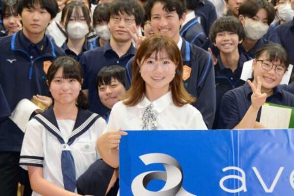 中学校で特別授業の講師を務めたスノーボード女子の岩渕麗楽(中央)=10日、東京都墨田区