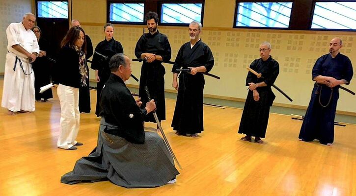 フランス・オルレアン市の道場で地元クラブメンバーに居合道の指導をする桶田さん（手前）