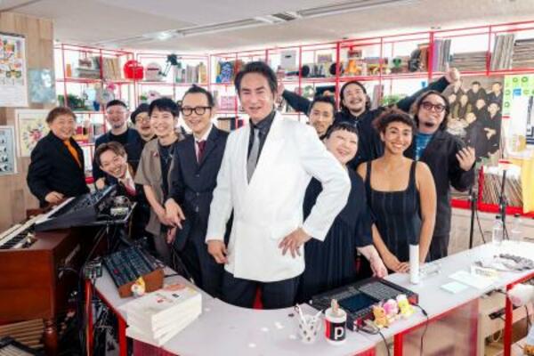 　記念写真に納まる「オリジナル・ラブ」の田島貴男（中央）ら＝東京都渋谷区のＮＨＫ放送センター