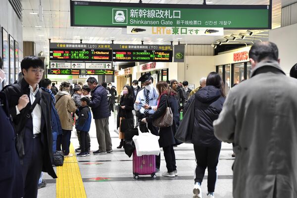 混雑する新幹線改札＝21日午前９時50分、宇都宮駅