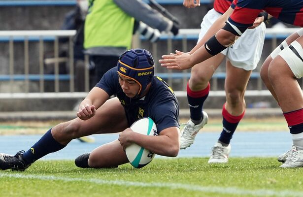 前半２分、国学院栃木のＷＴＢ家登が先制のトライを決める＝花園ラグビー場