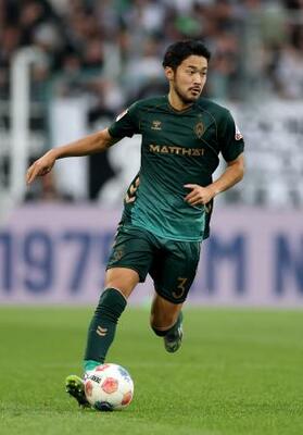 　サッカーのドイツ１部リーグで、アウェーのボルシアＭＧ戦にフル出場したブレーメンの菅原由勢＝１４日、メンヘングラッドバッハ（ゲッティ＝共同）