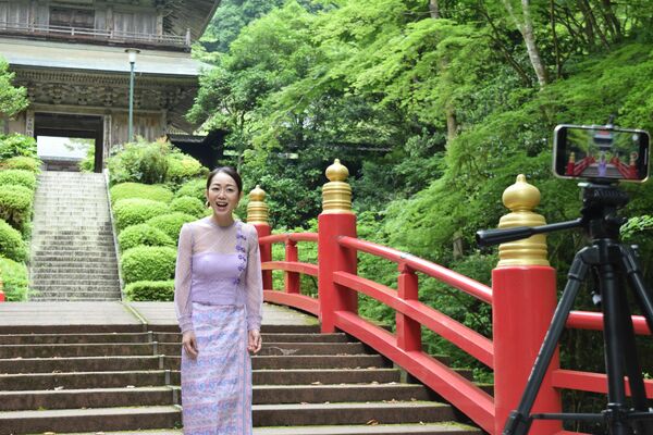 大田原市内で歌うすわさん。クーデターにより弾圧を受けるミャンマーの人たちを励まそうと、応援動画を制作した＝２０２１年６月
