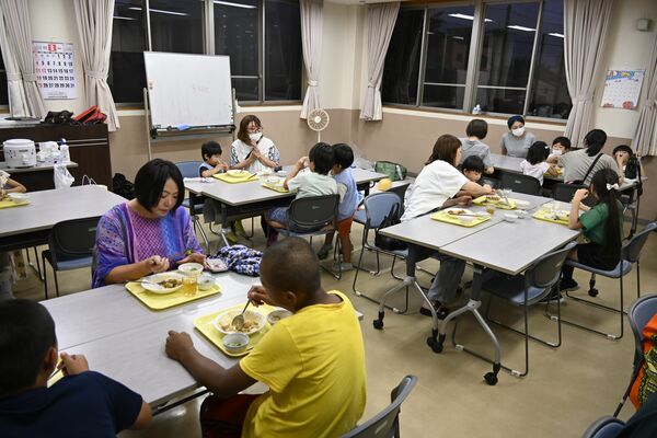 西地域コミュニティセンターで再開した子ども食堂「ほうぷけん」＝９日午後、宇都宮市西１丁目