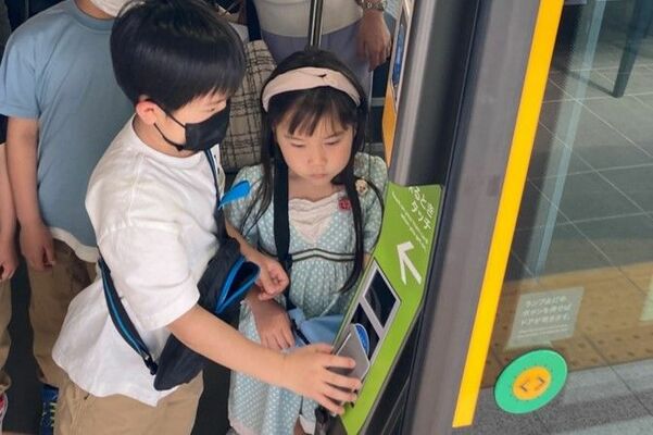 ＬＲＴの車内でトトラを使う児童ら