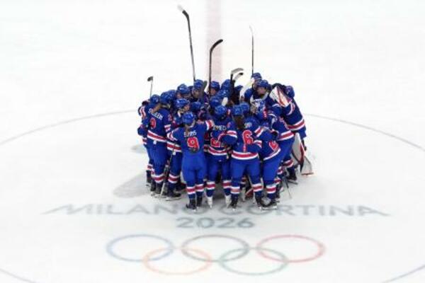 　準決勝のスウェーデン戦に勝利し、喜ぶ米国女子の選手たち＝１６日、ミラノ（ＡＰ＝共同）