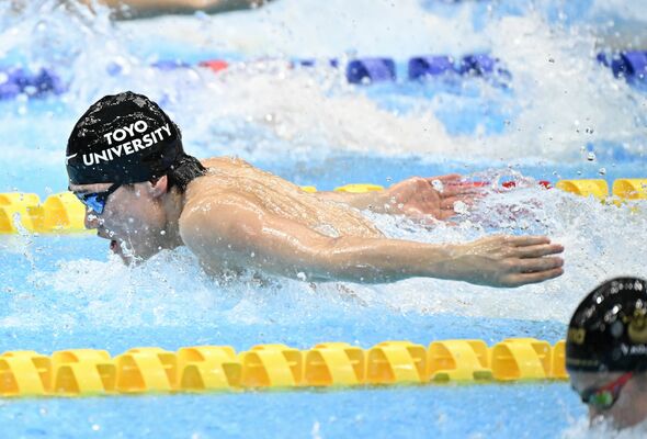 男子４００メートル個人メドレー決勝　優勝した松下（東洋大）のバタフライ＝東京アクアティクスセンター、森田大地撮影