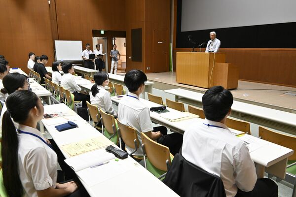 福田知事が学生にエールを送った県行政職インターンシップ＝21日午前、県庁研修館