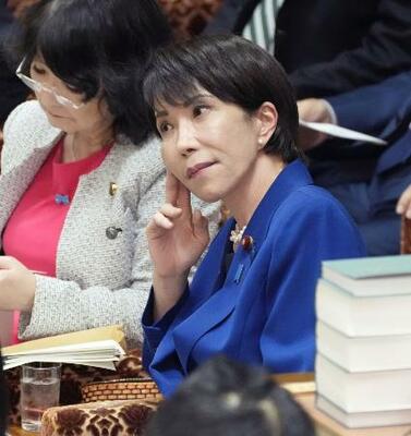 7日の衆院予算委で質問を聞く高市首相