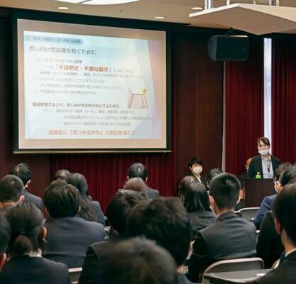 　名古屋市内の学習塾で開かれた、盗撮を防ぐための研修会＝１４日午前