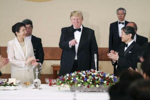 2019年5月、宮中晩さん会で乾杯を終え、笑顔を見せるトランプ米大統領と拍手を送られる天皇、皇后両陛下=宮殿・豊明殿
