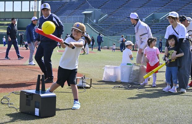 バッティングを体験する子どもたち＝清原球場