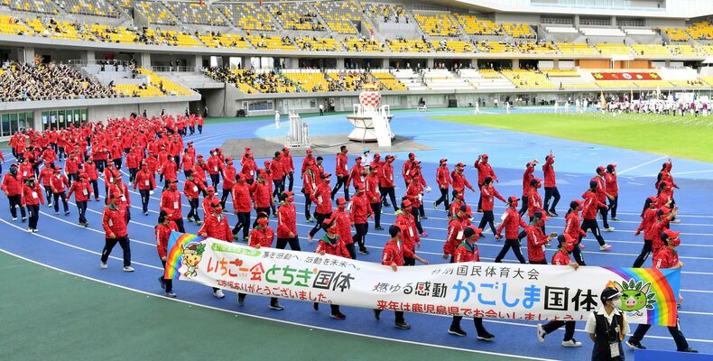 総合閉会式で行進する本県選手団。今後は成果を選手育成・強化にどう生かすかが課題となる＝10月11日午前、宇都宮市のカンセキスタジアムとちぎ