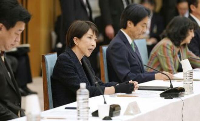 「社会保障国民会議」の初会合で、あいさつする高市首相(左から2人目)=26日、首相官邸
