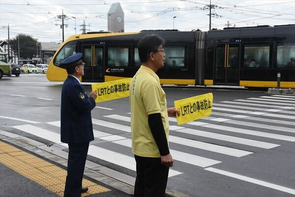 ハンドプレートを持って事故防止を呼びかける大関町長（右）と生井署長＝10日午前、芳賀町芳賀台