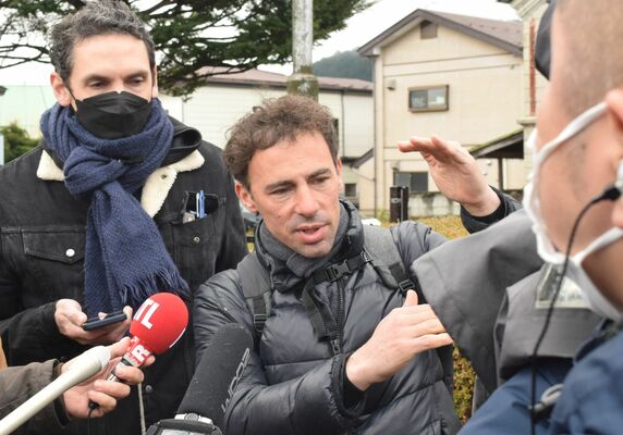 報道陣の取材に応じるベロンさんの兄ダミアンさん（中央）＝13日午後、日光市稲荷町２丁目