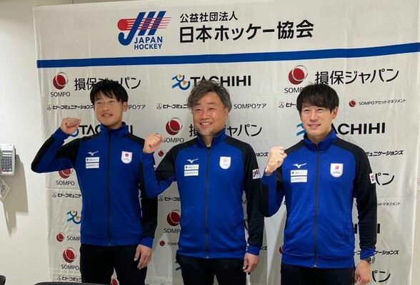 記者会見でＷ杯への意気込みを語ったサムライジャパンの（左から）田中世主将、高橋監督、大橋副主将＝都内（日本協会提供）