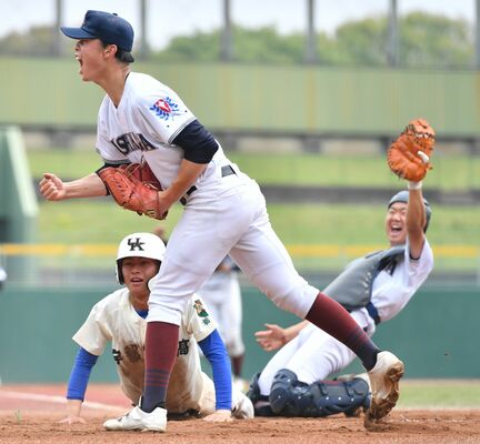 ３回、足利の左翼手牛久保の好返球で本塁突入を阻止し、喜ぶ投手静井（手前）と捕手須永将（右）＝清原球場、加藤竜矢撮影