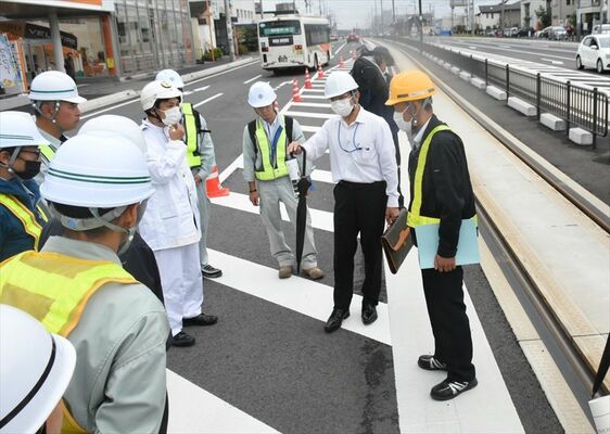 ＬＲＴと車が接触した事故現場付近を調べる参加者＝５日午後、宇都宮市陽東５丁目

