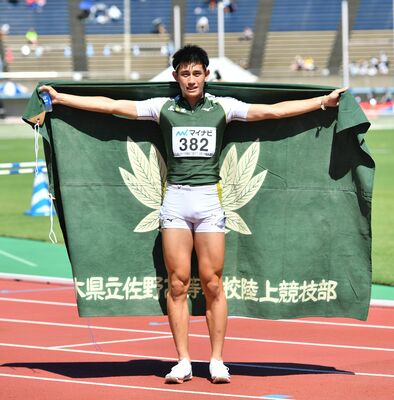 陸上男子２００メートルを大会新記録で制した佐野の若菜＝福岡市の博多の森陸上競技場
