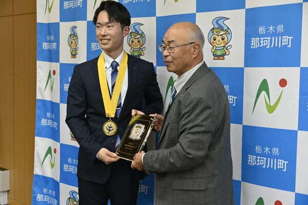 福島町長と記念撮影する川那子さん（左）
