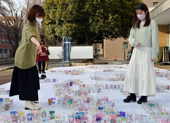 被災地への思いを胸に準備をする村上さん（右）と岩舘さん＝11日午後、宇都宮市峰町
