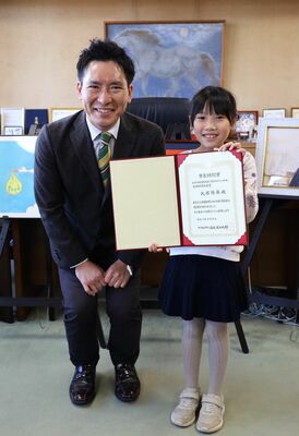 渡辺市長（左）から市長特別賞を贈られた大塚さん