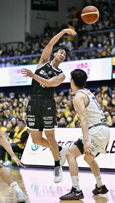 第1クオーター6分、ブレックスの高島がパスを出す=ブレックスアリーナ宇都宮、森田大地撮影