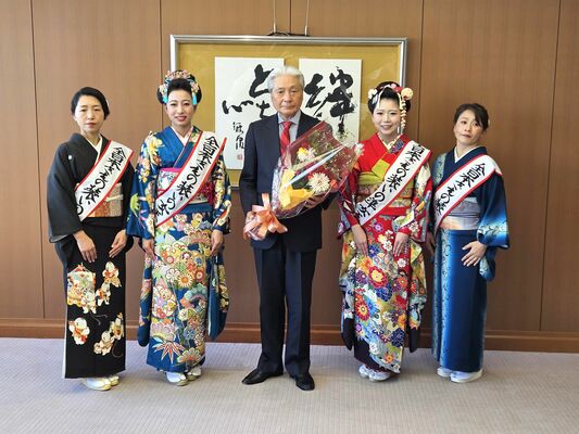 福田知事（中央）を表敬訪問した桜井さん（左から２人目）ら＝20日午前、県庁